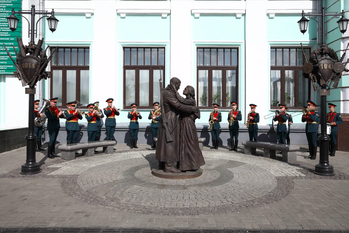 Прощание славянки в каком. Белорусский вокзал скульптура прощание. Памятник прощание славянки. Скульптура прощание славянки на белорусском вокзале. Памятник маршу прощание славянки.