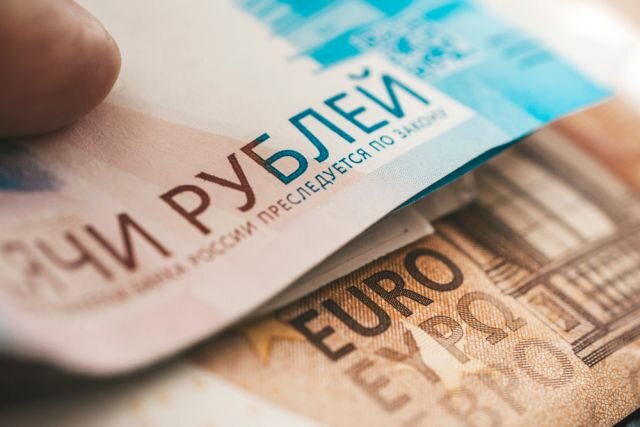    Правда ли, что банки будут замораживать переводы до 10 тысяч?