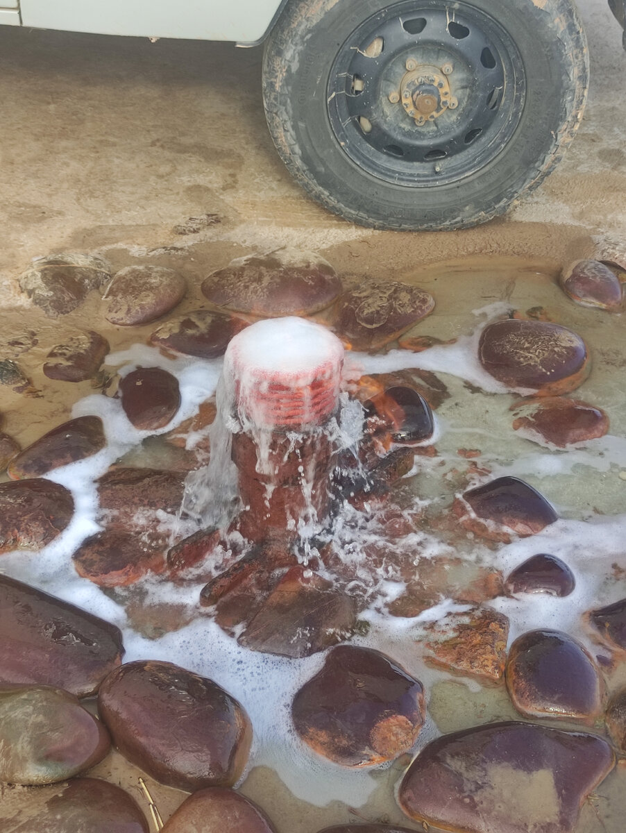 Если присмотритесь, то увидите пламя огня на воде.