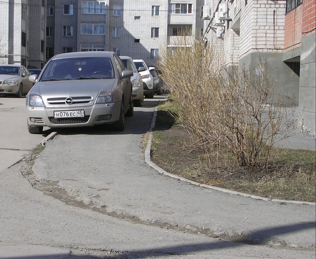 Машина стоит на тротуаре. Машина во дворе. Парковка на тротуаре. Парковка во дворе. Автомобили припаркованные на тротуарах.