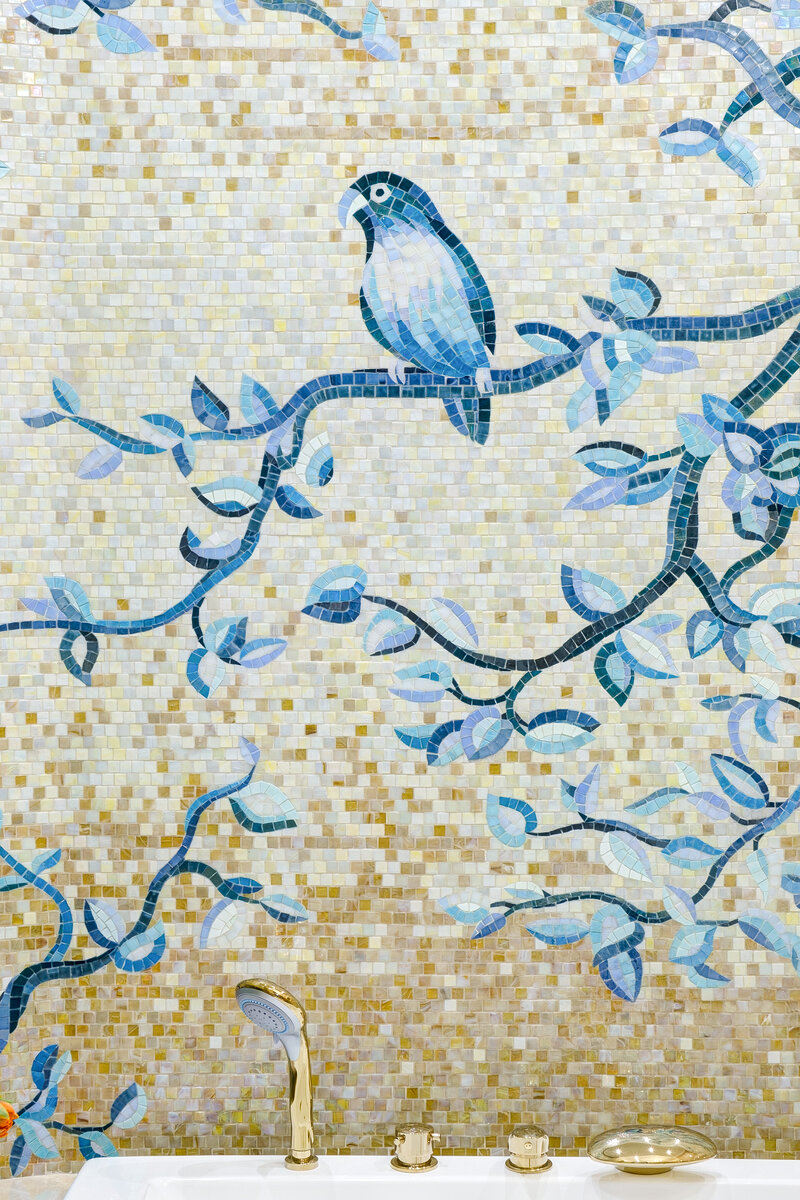 Художественное панно из мозаики в ванной комнате, изготовлено в студии мозаики GriffonStyle. Дизайнер проекта Наталия Рогинская.