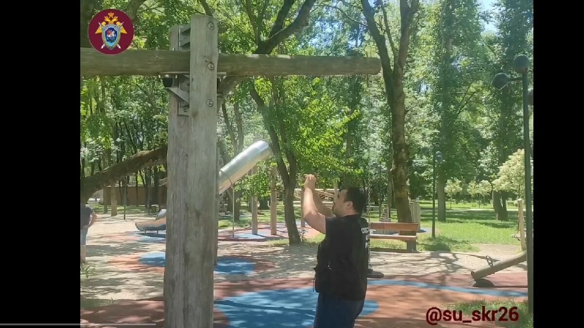     В Ставропольском крае бывшего директора МКУ «Зеленый город» обвинили в халатности, которая привела к травмированию ребенка на детской площадке, сообщили в региональном УСКР.