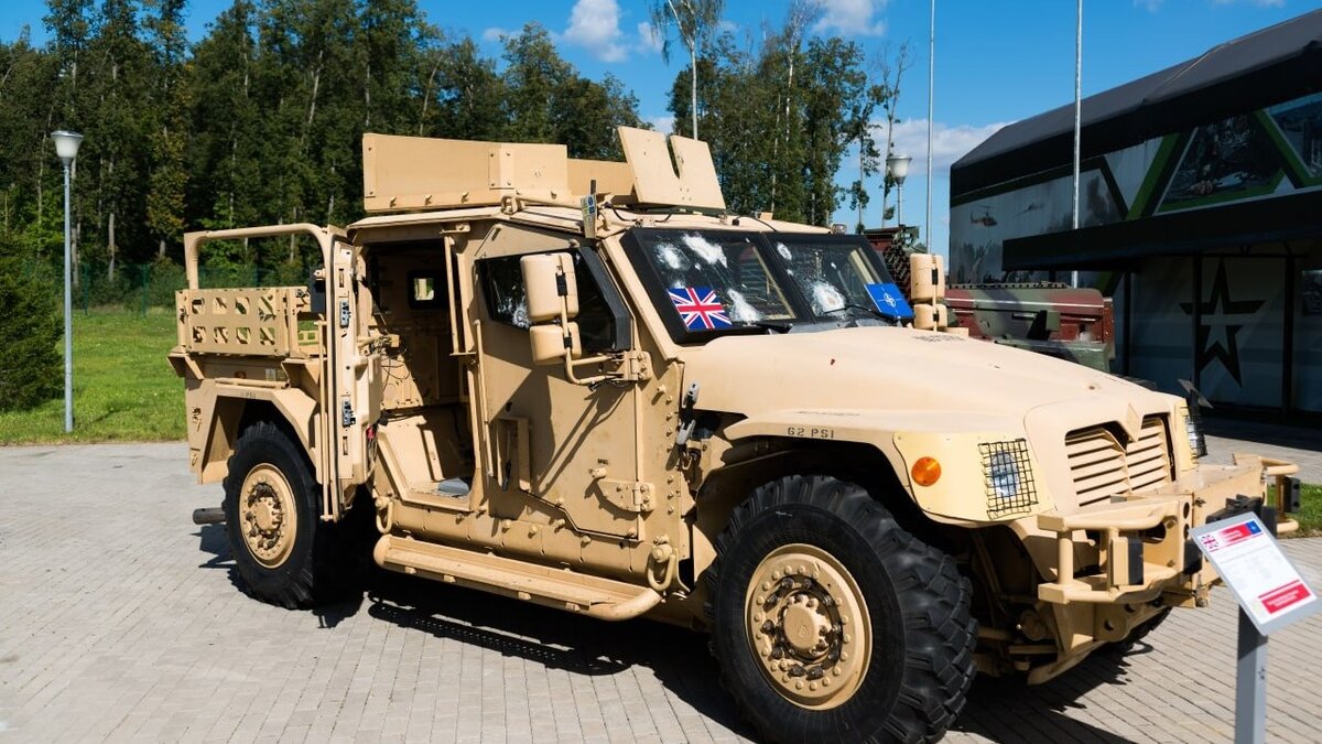     В парке «Патриот» в рамках форума «Армия-2023» демонстрируется захваченная натовская техника, а также пропагандистские экспонаты из «жизни современной Украины».