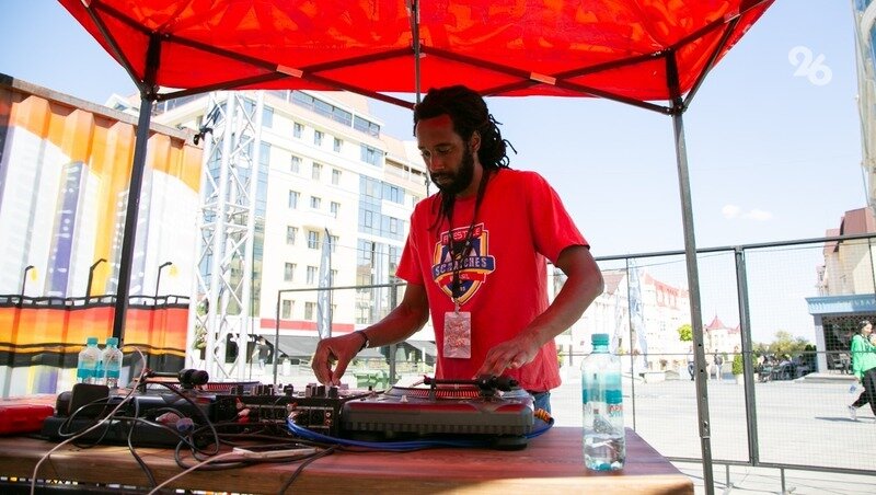 Диджей за пультом
Фото: Валерия Алтухова / ИА «Победа26»