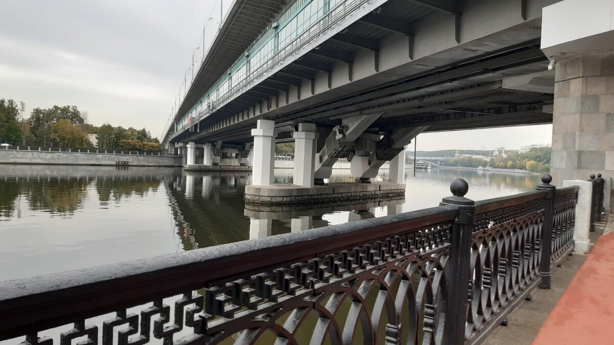 Воробьёвская набережная, вид на метромост