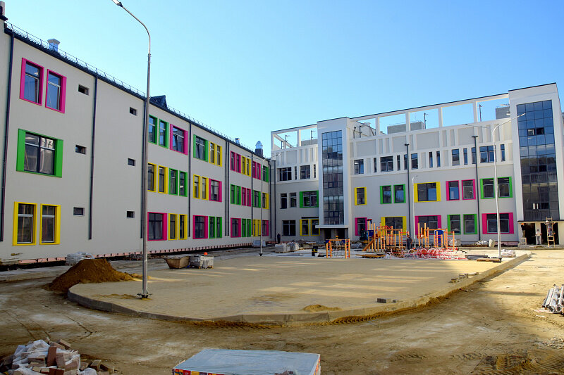 Готовность школы на 1100 мест в микрорайоне Министерские озера составляет 92%. 