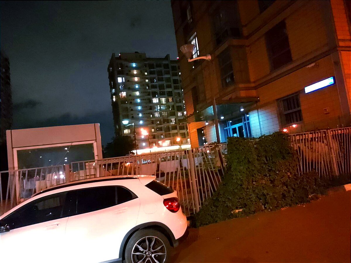 Кто-то все-же рискнул оставить автомобиль на пешеходной зоне...