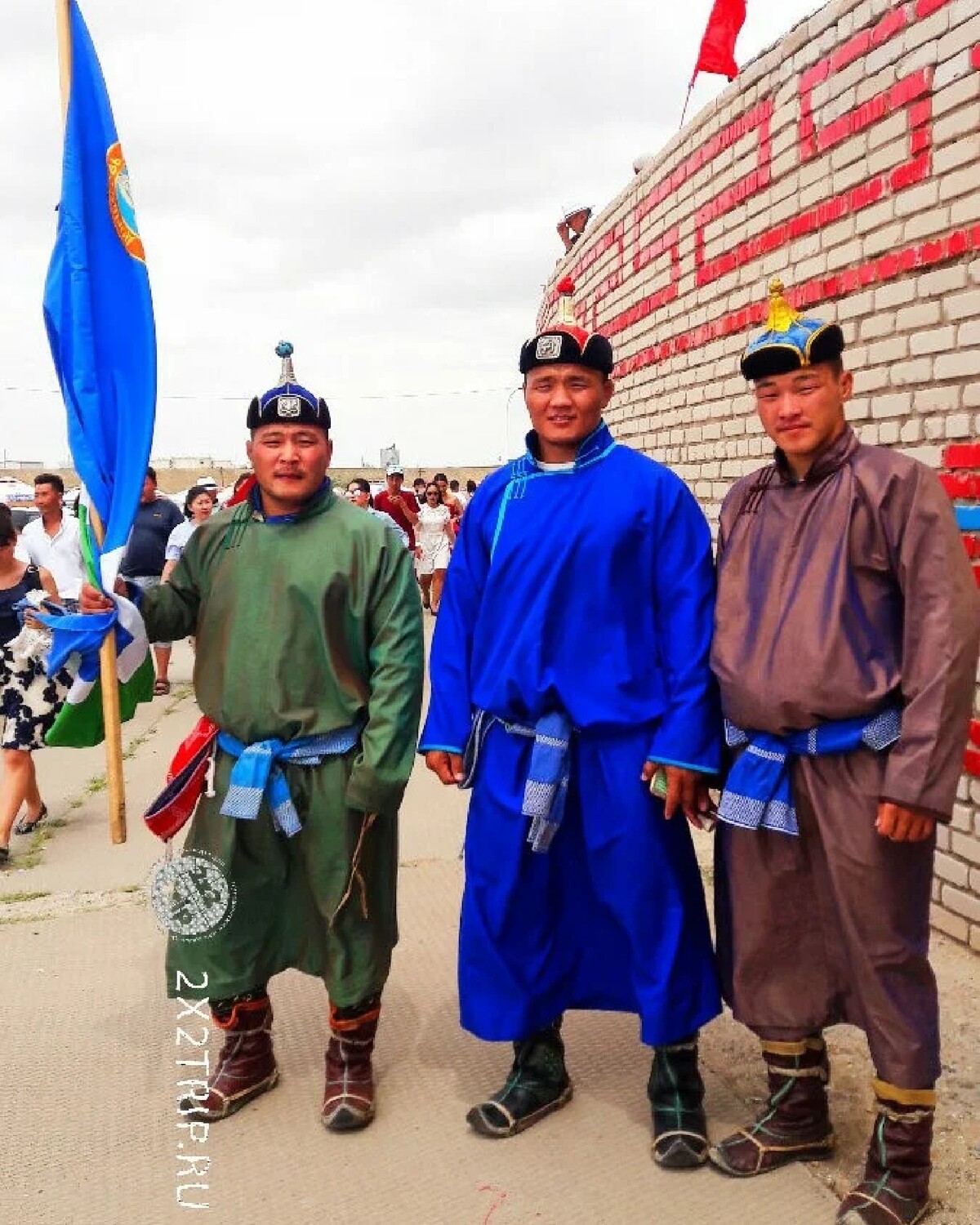 Потомки мужчины. Монголы парни. Монголия мужчины. Монгольская мужская одежда Повседневная. Монгольский современный мужчина.