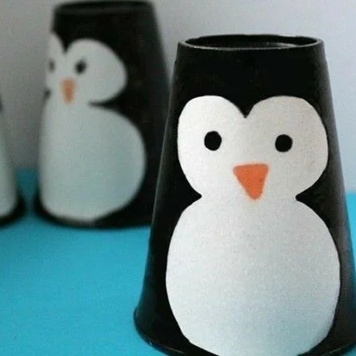 Пингвин из пластикового стакана