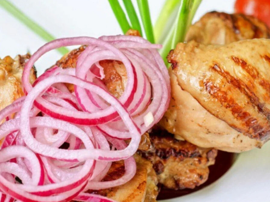 маринад для шашлыка с паприкой. шашлык маринованный. лук с зеленью к шашлыку. шашлык с луком. мясо в уксусе.