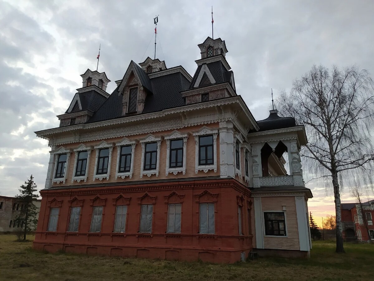 Замок никиты понизовкина в ярославле. Замок купца Понизовкина Ярославль. Усадьба Понизовкина красный Профинтерн. Усадьба замок Понизовкиных Ярославль.