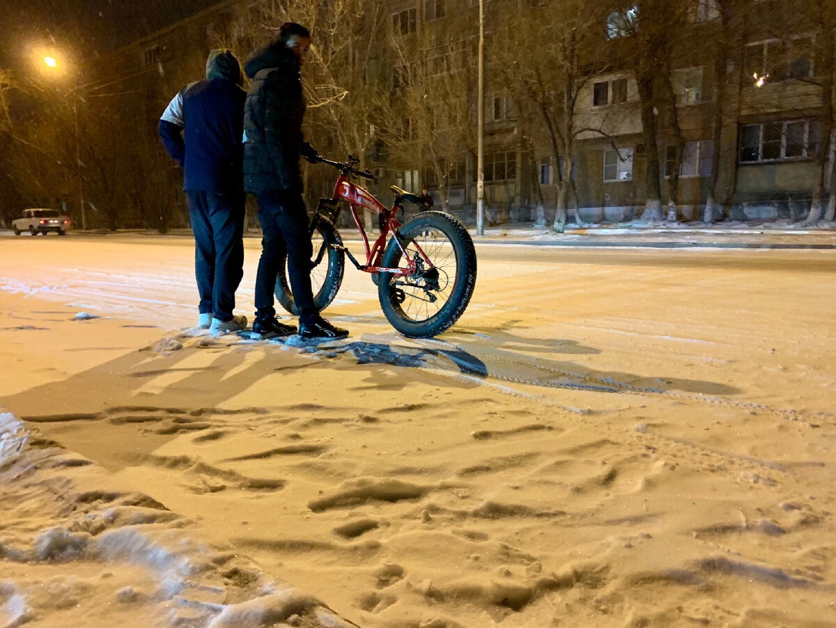 Астрахань зима. Снег в астрахани. Первый снег в астрахани. Астрахань ночью зимой. Снегопад в астрахани 2021.