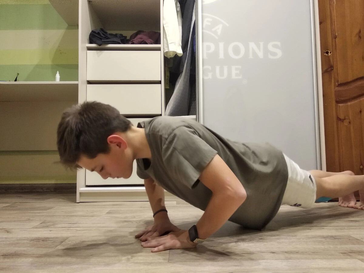 Упражнение отжимание кузнечиком. Правильная техника отжиманий. Отжимания кузнечиком. Отжимания кузнечиком фото. Как отжиматься кузнечиком.