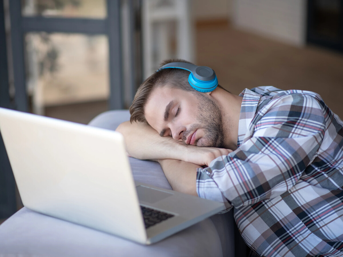 офис менеджер. рабочее время. электромонтажник. алексей офисный работник. человек с документами.