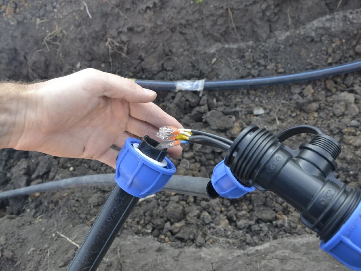 Пнд 32 утепленная. Врезка в пнд трубу 32. Соединитель микротрубки с пнд трубой. Электромуфтовая сварка пнд труб 32 мм. Как соединить трубу пнд под землей.