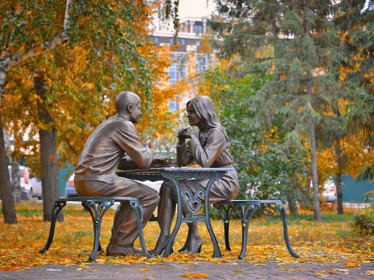 Памятник влюбленным Омск