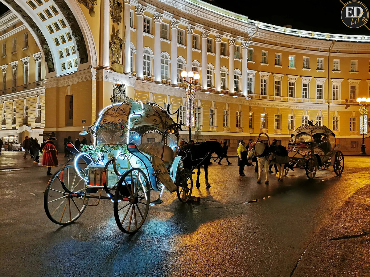 Передач санкт петербурга. Дворцовая площадь НГ 2021. Санкт-Петербург 2021. Исаакиевский центр в Санкт Петербурге карета. Питер Невский НГ 2021.