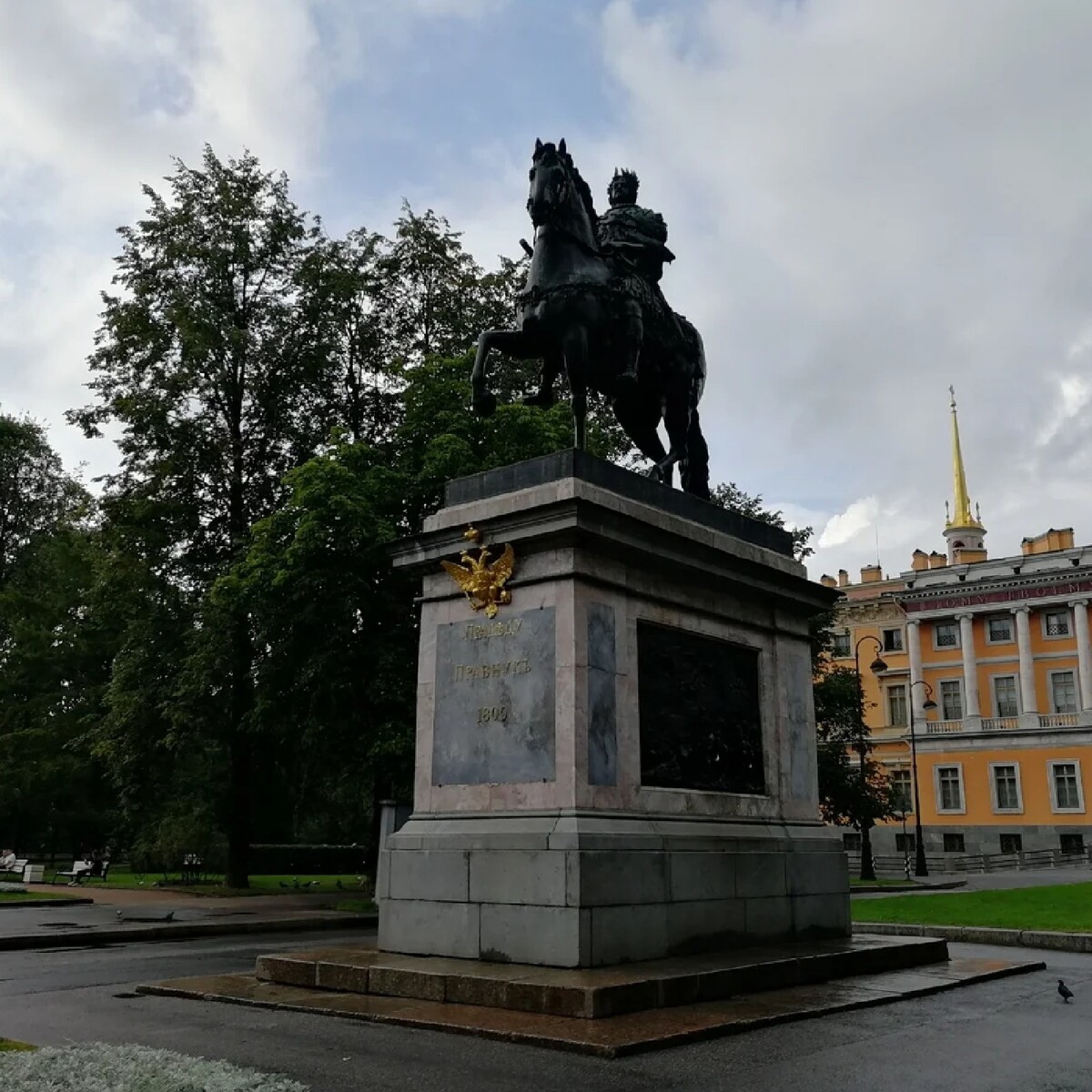 Памятник петру 1 у михайловского замка в санкт петербурге фото