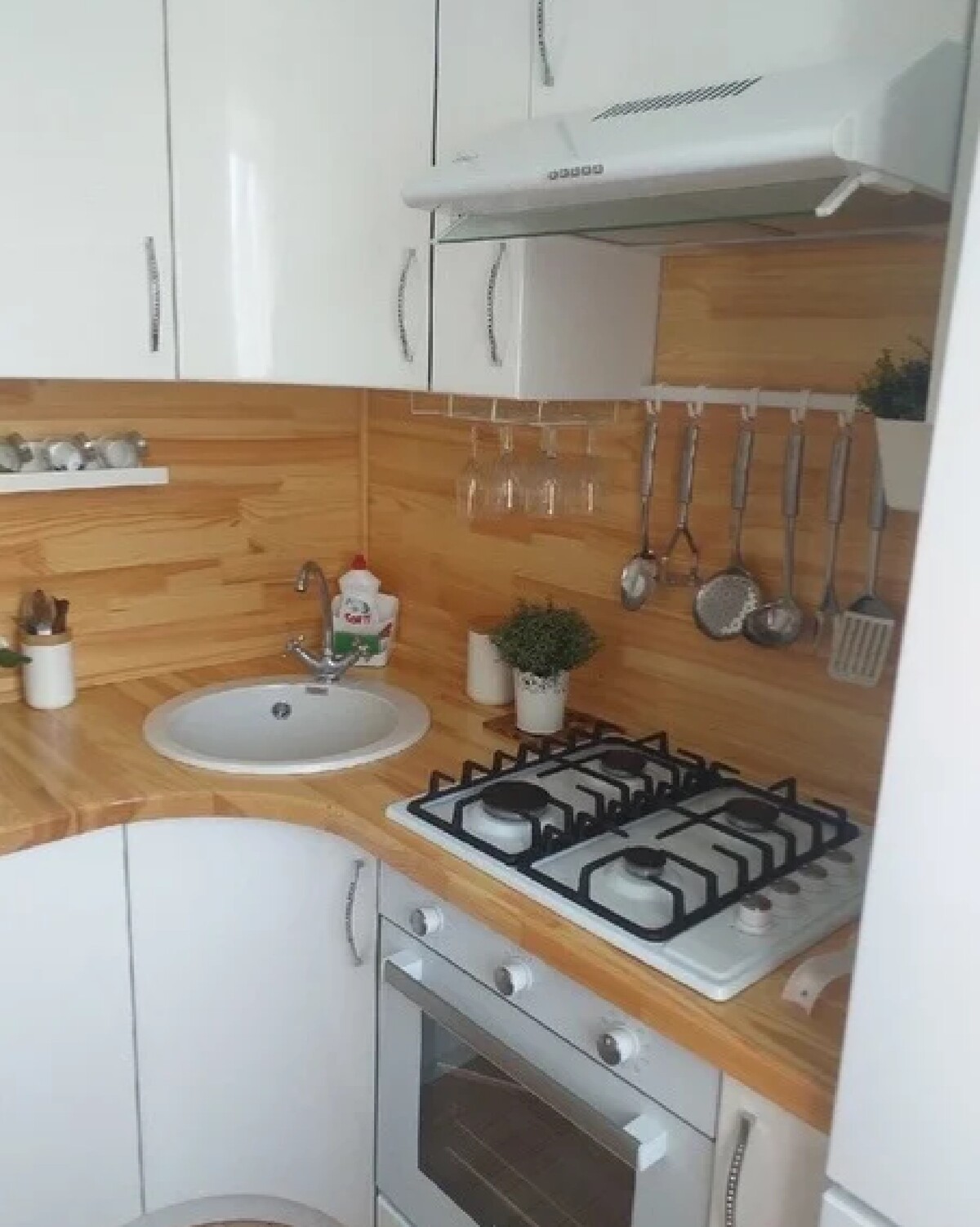 Кухня в брежневке. Кухни для маленькой кухни брежневка. Кухни для брежневки угловые. Маленькие кухни брежневки. Кухня в брежневке 6.