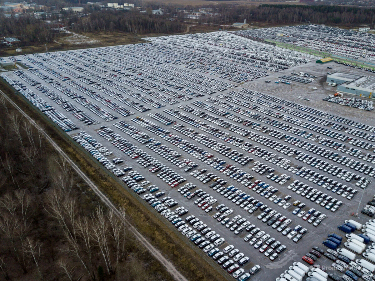 Стоянки непроданных автомобилей в мире фото