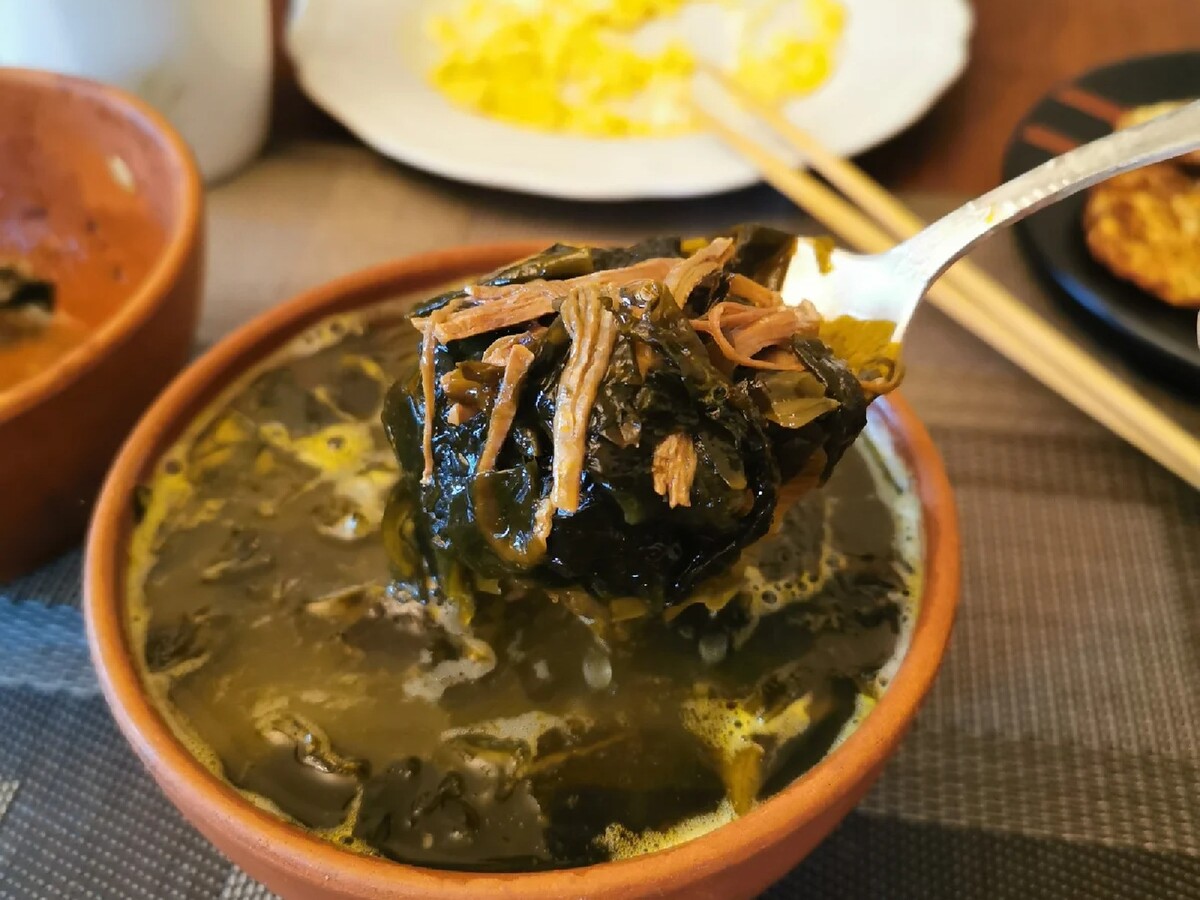 Суп из водорослей корейский. Суп из ламинарии. Корейский суп с водорослями. Корейская водоросль для бульона.