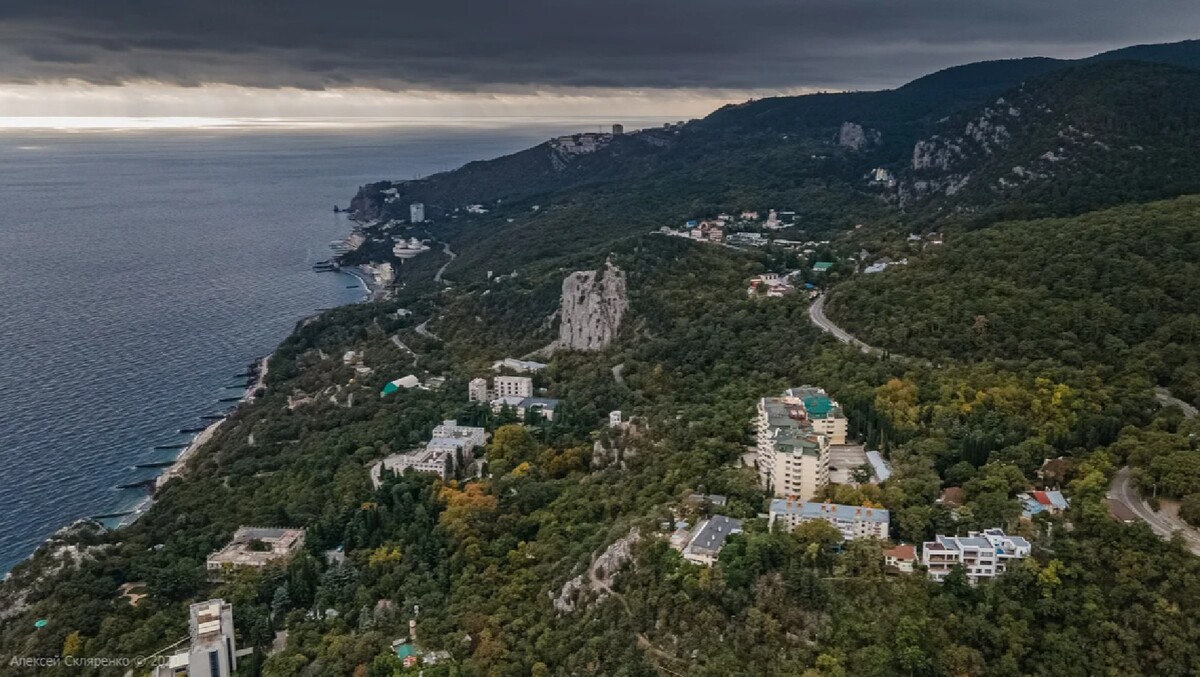 Алушта ул ялтинская. Пгт Ореанда Ялта. Ливадия Ореанда. Пгт Ливадия Ялта осень. Отель Ореанда Ялта вид сверху.