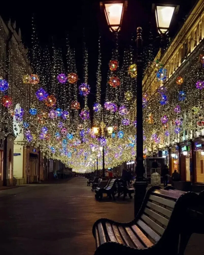 Фонарики москва. Никольская улица. Никольские улица Москва. Николтскаяулицав Москве. Никольская стрит Москва.