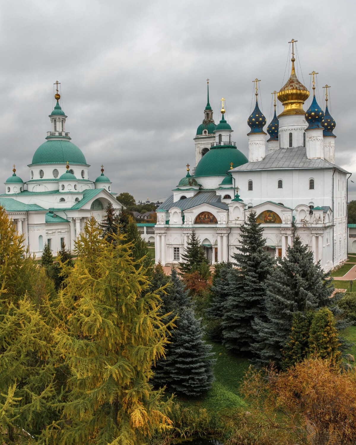 Спасо-Яковлевский монастырь в Ростове Великом зимой