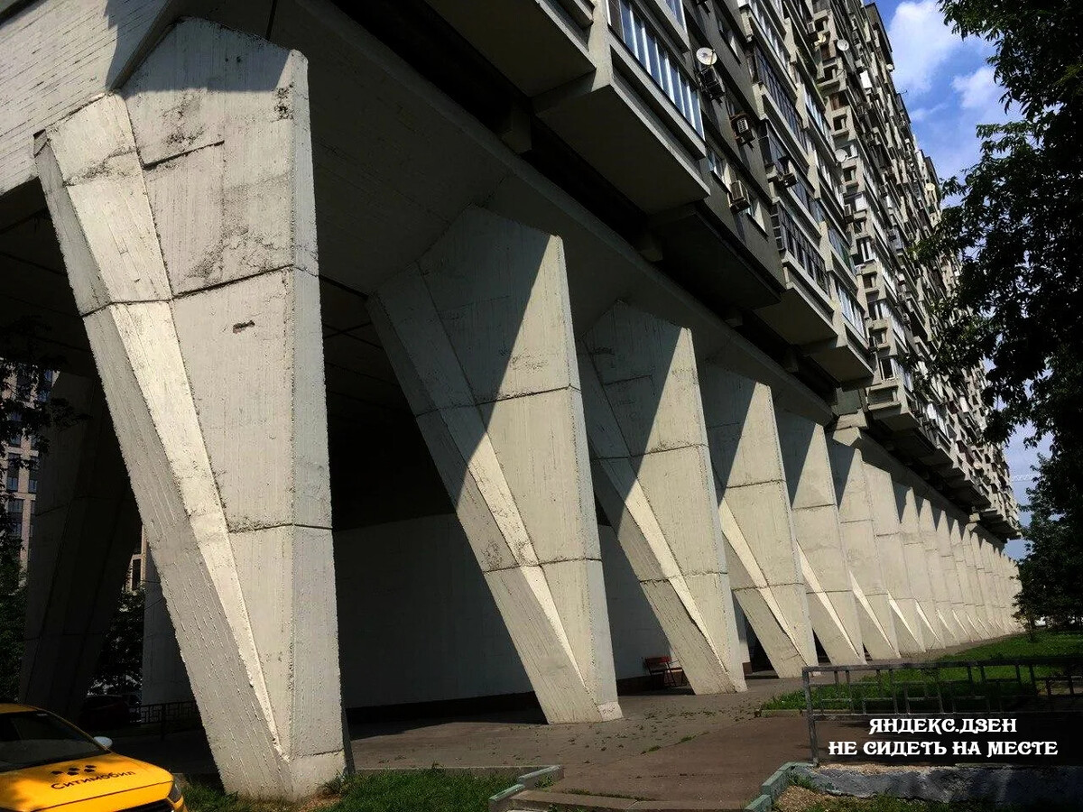 Дом на ножках в москве. Дом на курьих ножках СПБ парк Победы. Дом на курьих ножках Москва. Дом на курьих ножках Москва Бескудниково. Дом на ВДНХ на курьих ножках улица Касаткина.