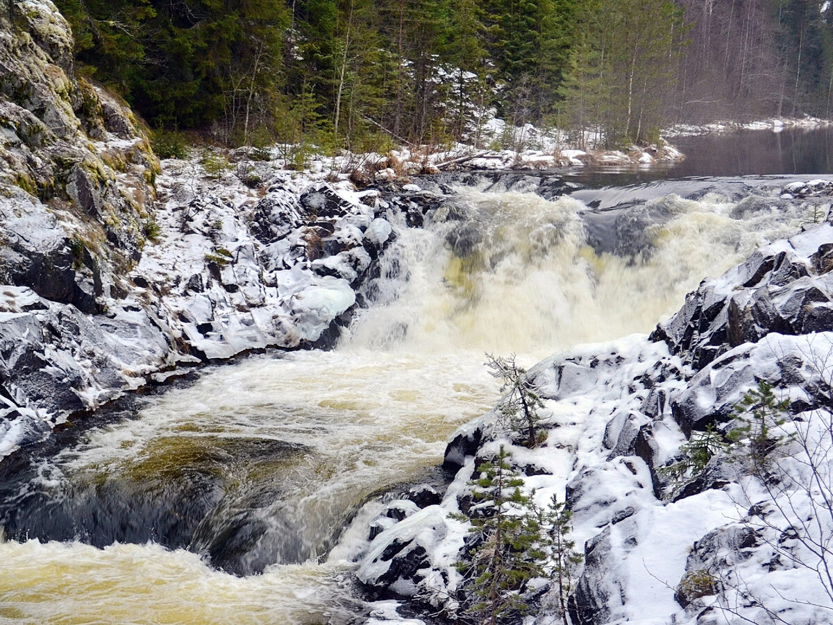 Равнинный водопад в Карелии