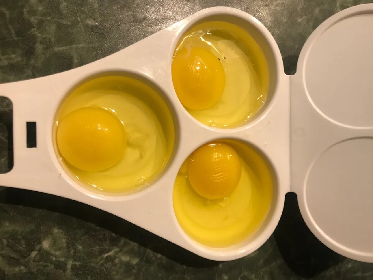 1 жареное яйцо без масла. Яйцо жареное без масла. Контейнер для жарки яиц в микроволновке. Индикатор жарки яйца. Как пожарить яйца без масла.