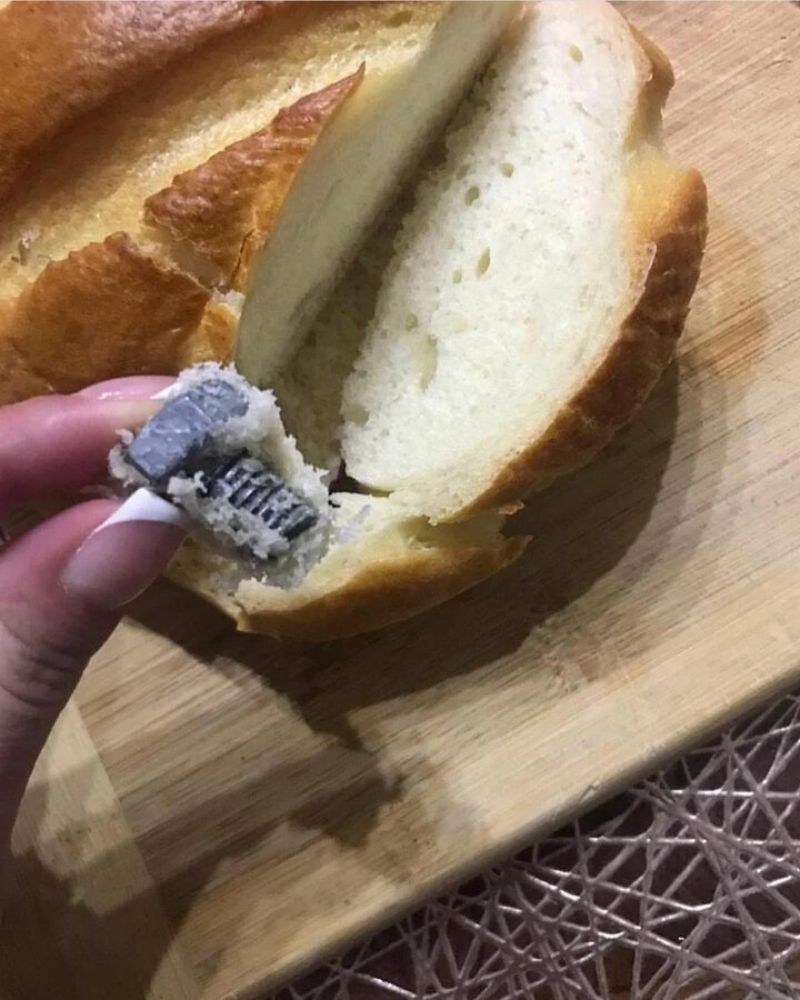 Кинуть хлебом. Батон в разрезе. Болт в хлебе. Батон хлеба в магазине. Находки в хлебе.