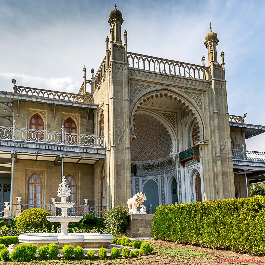 Дворцы крыма фото. Воронцовский дворец Ялта. Воронцовский дворец Южные террасы. Борцовский дворец Ялта. Алупкинский дворец Ялта.