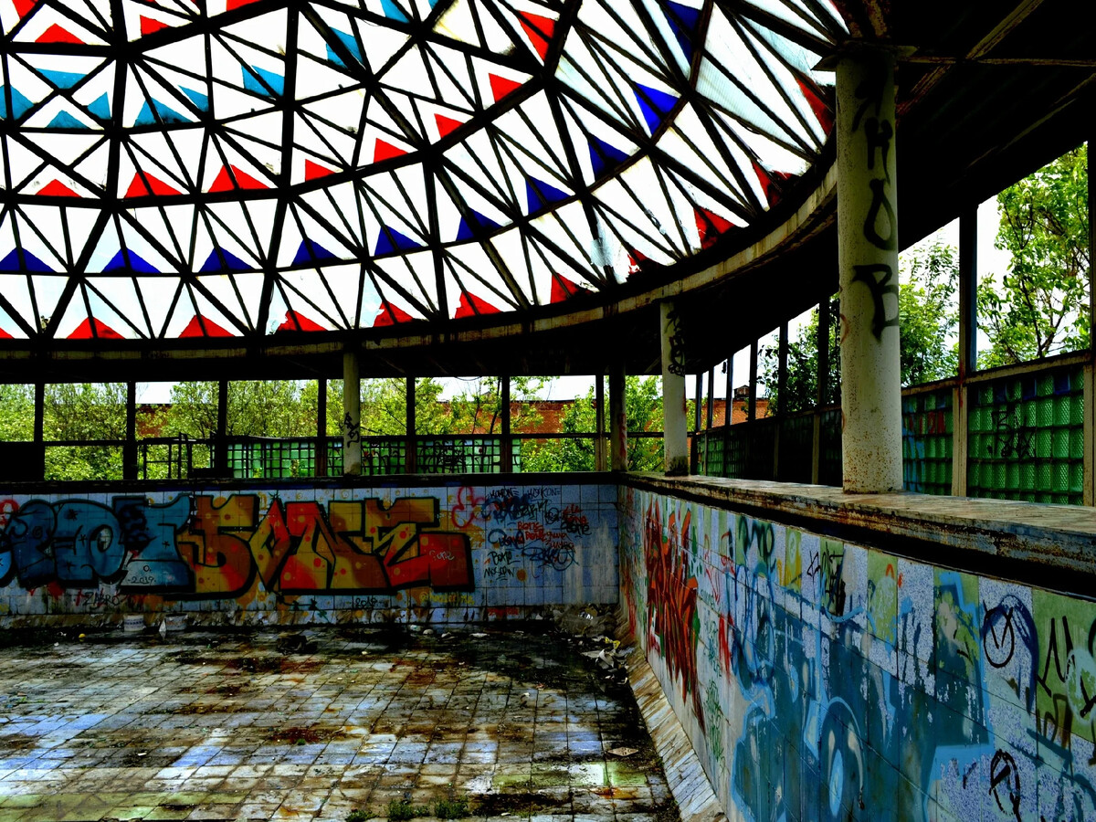 заброшенный бассейн москва. заброшенный отель с бассейном. заброшка в москве бассейн. деревня федоровка узловский район бассейн. страшный бассейн заброшенный.