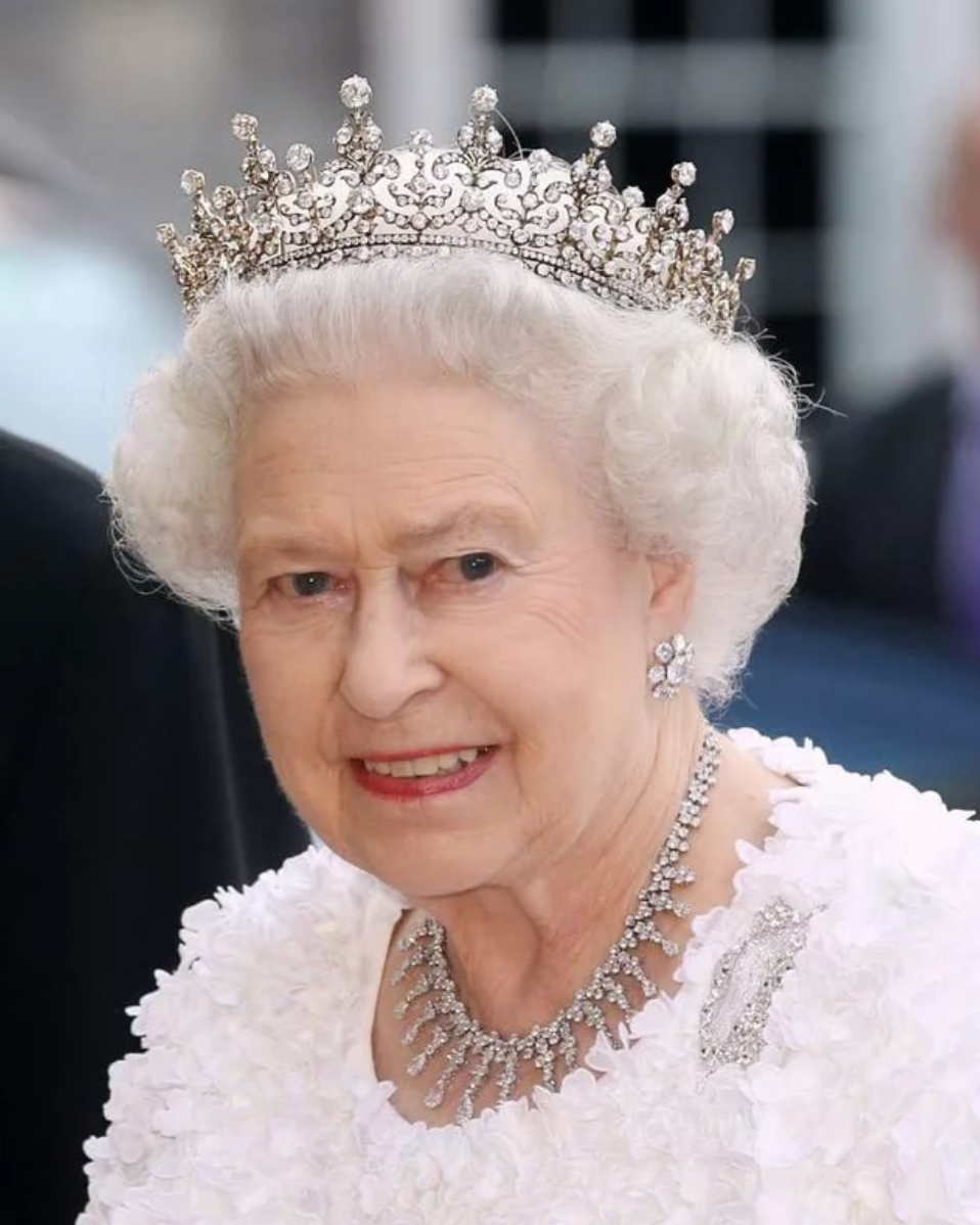 Покажи картинку королевы. Тиары Елизаветы 2 королевы Великобритании. Диадемы Елизаветы 2. Тиары королевы Елизаветы 2. Тиара Меандровая тиара королевы Великобритании.