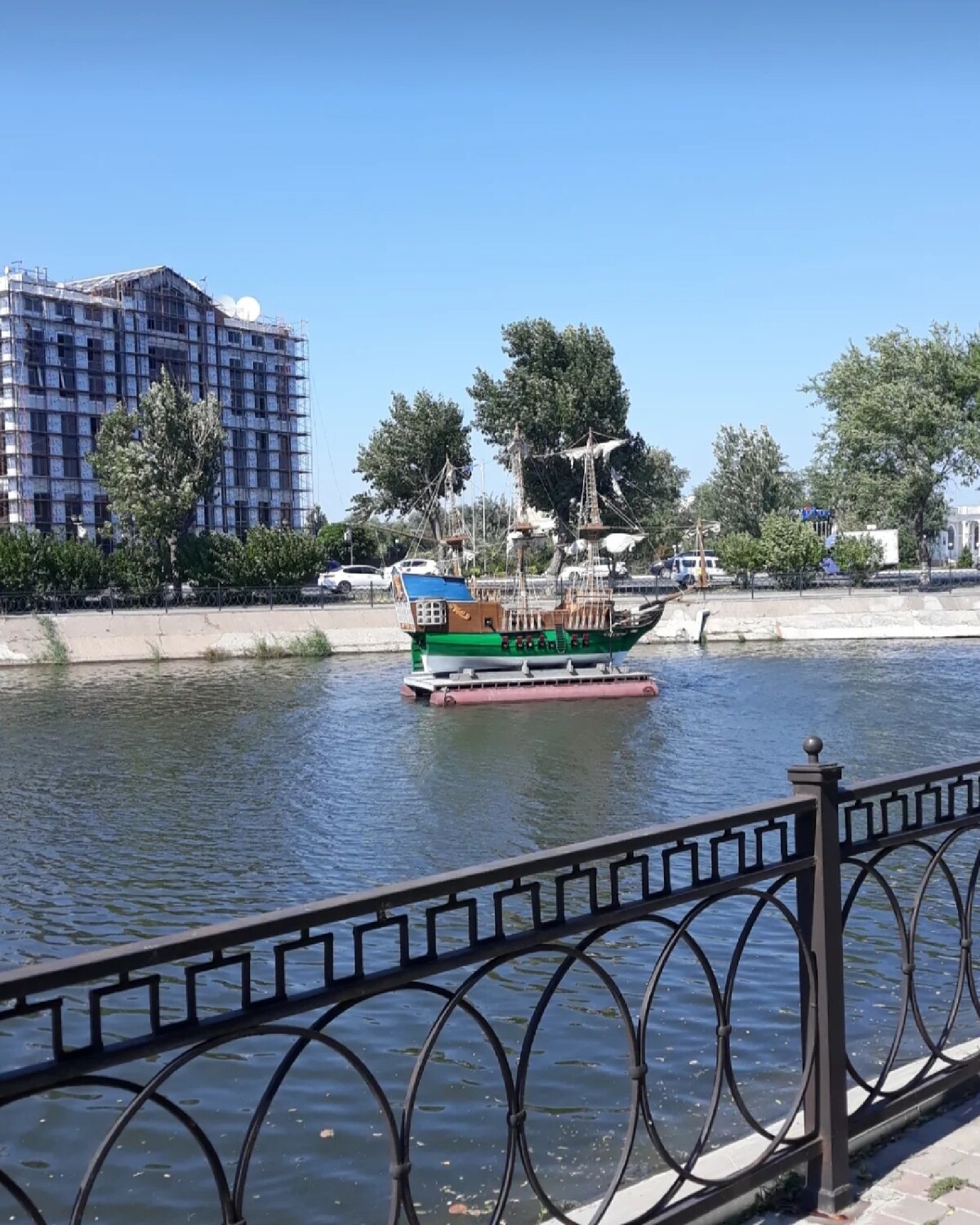 Астрахань расположена. Городской округ город Астрахань. Фрегат Орел Астрахань. Астрахань i. Астрахань достопримечательности.