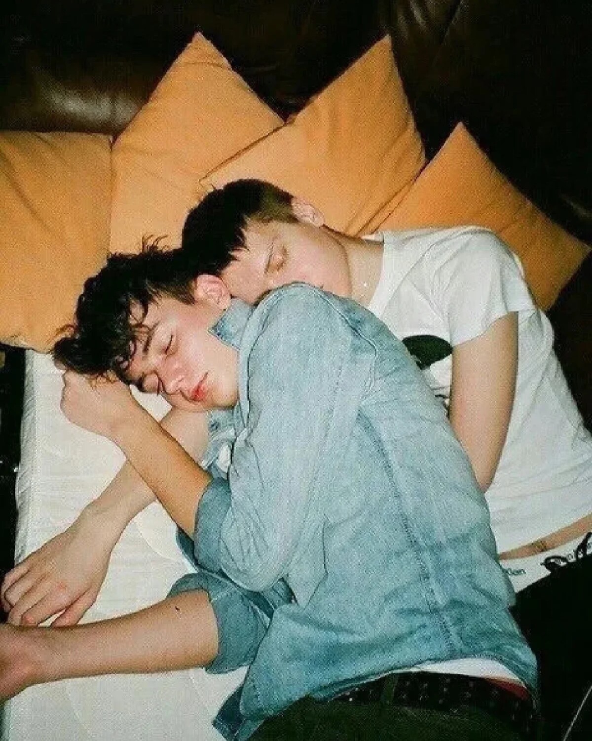 мальчики спят геи фото 2