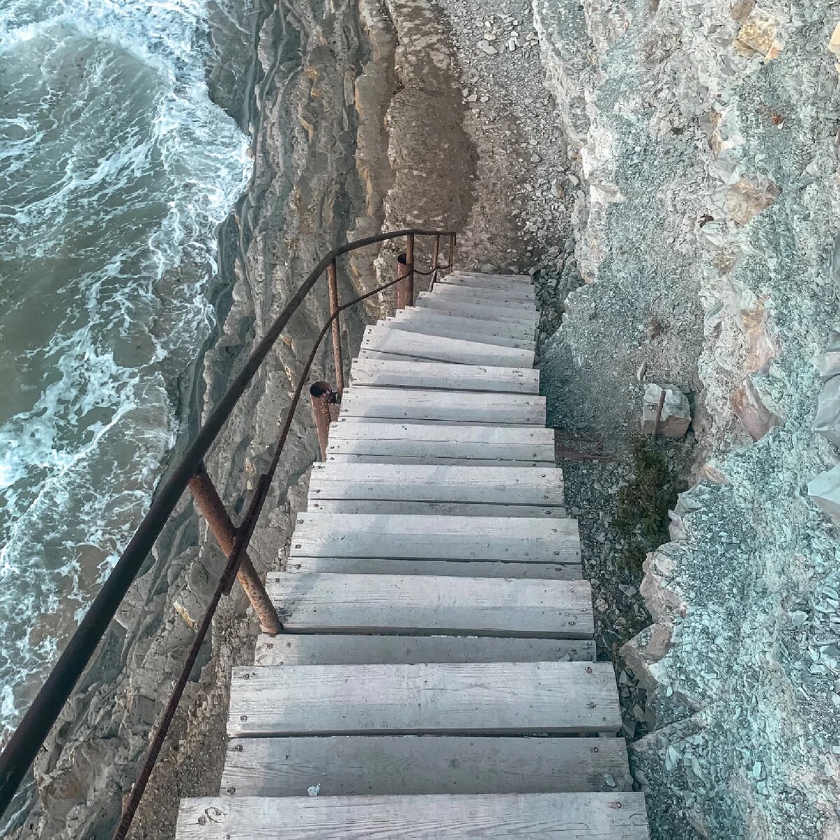 Дикий пляж Геленджик лестница