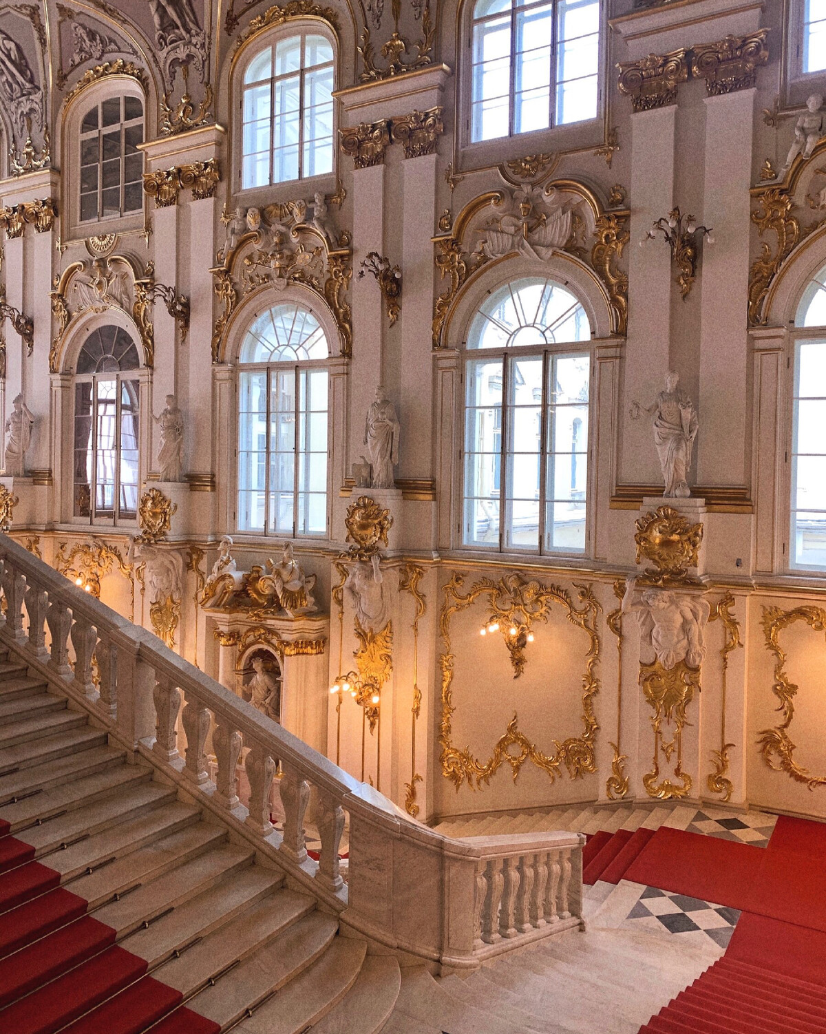 Зимний дворец санкт-петербург парадная лестница. Посольская лестница в эрмитаже. Императорская лестница эрмитаж. Иорданская лестница зимнего дворца. Иорданская лестница эрмитажа в санкт-петербурге.