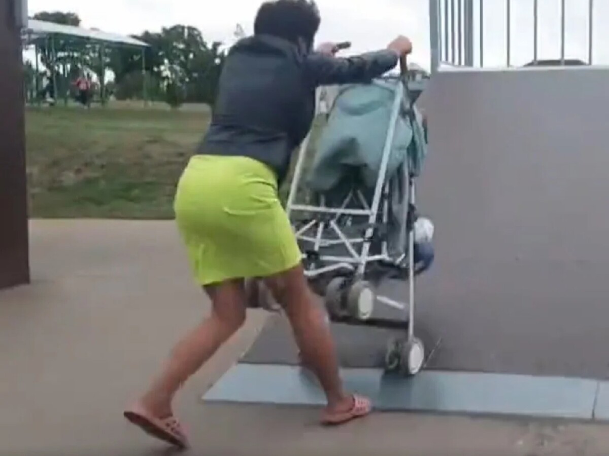 Мама нагнулась без. Женщина с коляской. Мамаша с коляской. Мамаша с коляской на скейт площадке.
