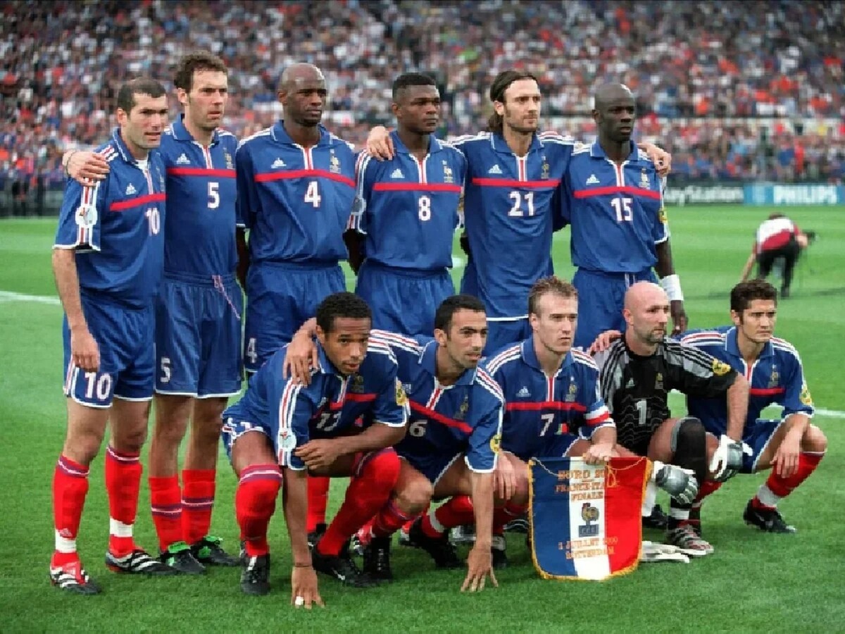 Есть команда в чемпионате франции. Сборная Франции 2000. Сборная Франции чемпион Европы по футболу 2000. Чемпионат Европы 2000 сборная Франции. Франция чемпион Европы 2000.