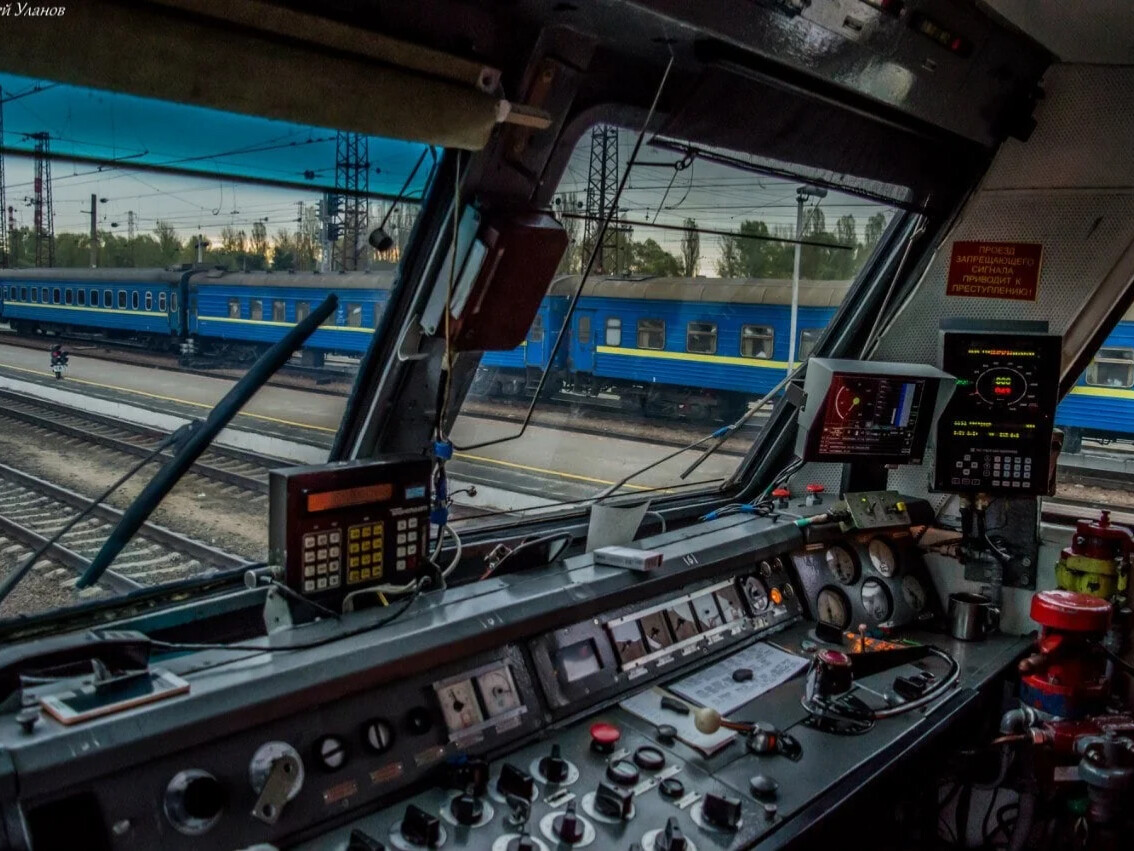 Поезд вид машиниста видео. Вл11 кабина машиниста. Кабина машиниста Amtrac. Кабина машиниста поезда РЖД. Вид из кабины машиниста.