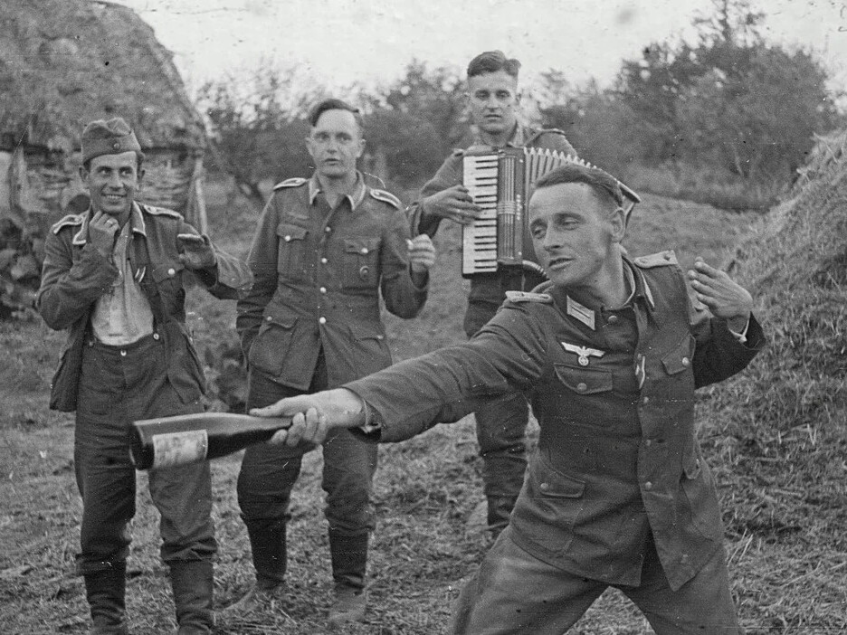 Гитлеровский вермахт. Солдаты вермахта лето 1941. Рядовой вермахта Франц Грассер. Советская деревня глазами Солдатов вермахта. Немецкий Штрафбат вермахта