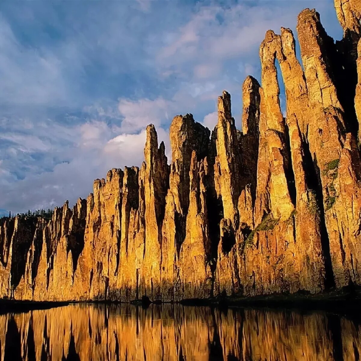 Почему природа уникальна. Озеро Байкал Ленские столбы. Природный парк Ленские столбы. Ленские столбы в Якутии. Река Лена Ленские столбы.