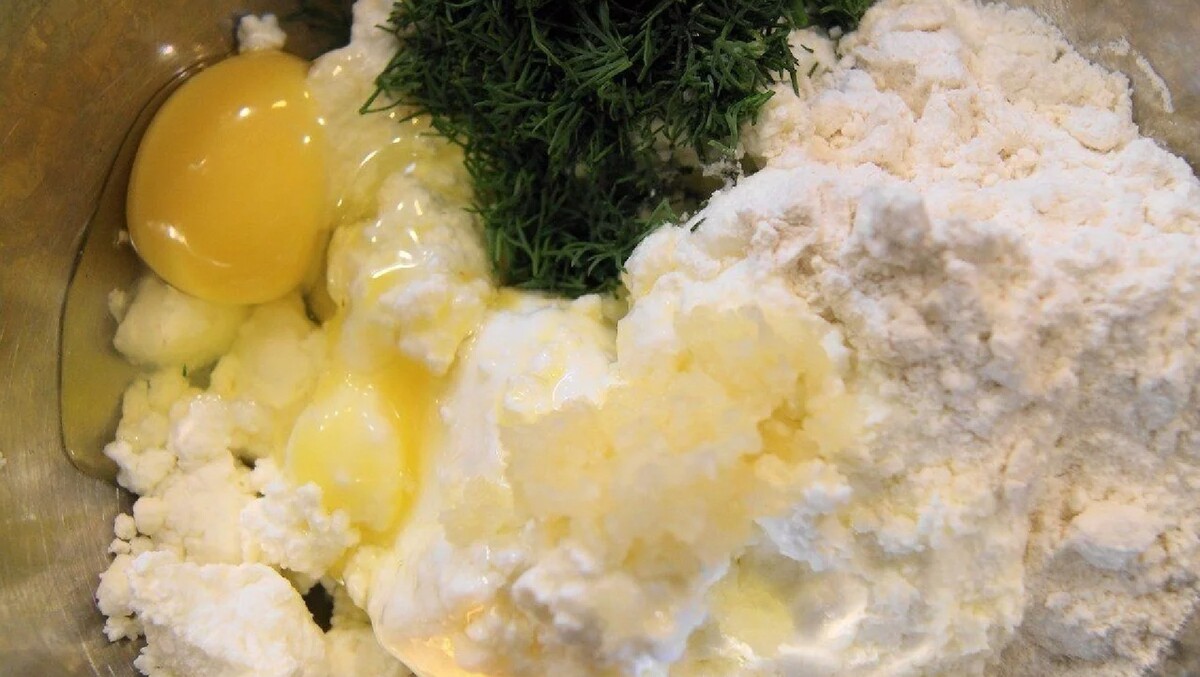 Салат с сыром сверху. Блюда/ из/кабачка/начинка/морковь/сыр/петрушка/укроп/майонез. Салат с тертым сыром и яйцом. Сыр с чесноком и майонезом. Сырный салат.