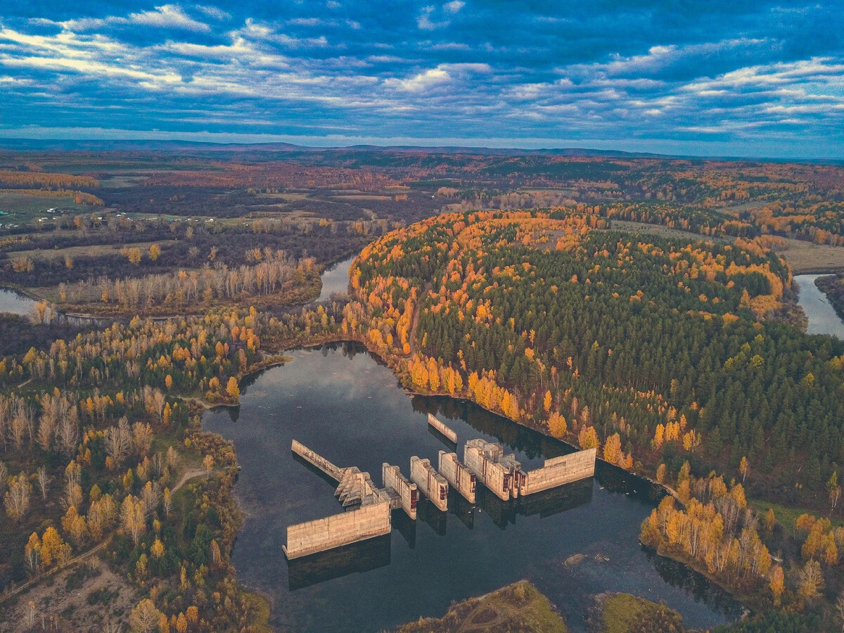 Плотины урала. Заброшенная плотина Верхне-Араслановского водохранилища. Белорецк плотина. Плотина Хальц Швеция.