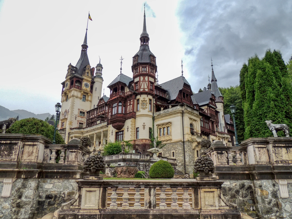 Замок в румынии где снимали уэнсдей. Девиз старков. Алдовия королевство. Скала кашел ирландия. Мой рождественский принц фильм 2017.