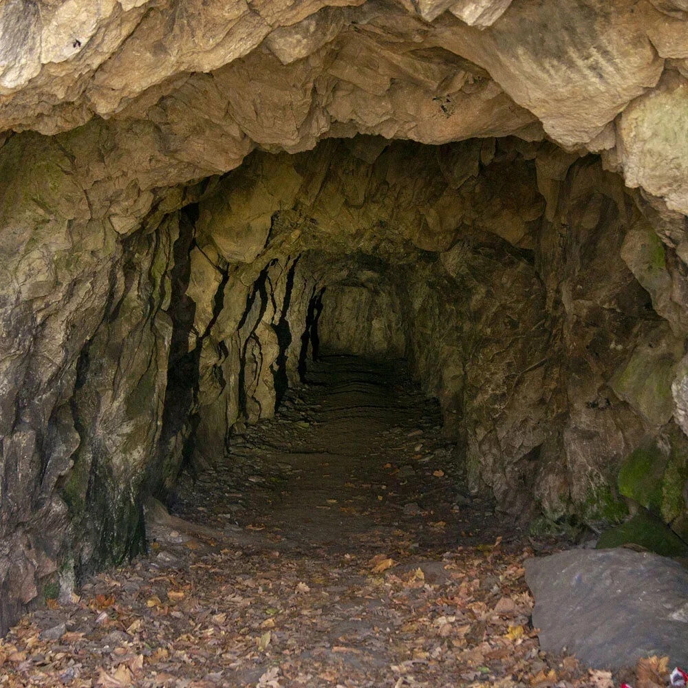 Железноводск пещера. Пещера Развалка Железноводск. Грот вечной мерзлоты в Железноводске. Железноводск Развалка гора пещера. Гора Развалка Железноводск пещера вечной мерзлоты.