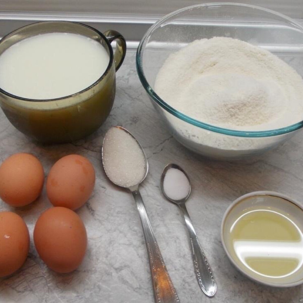 Сахар мука масло без яиц. Ингредиенты для блинов. Мука яйца сахар. Ингредиенты для теста. Мука яйца сахар молоко масло.