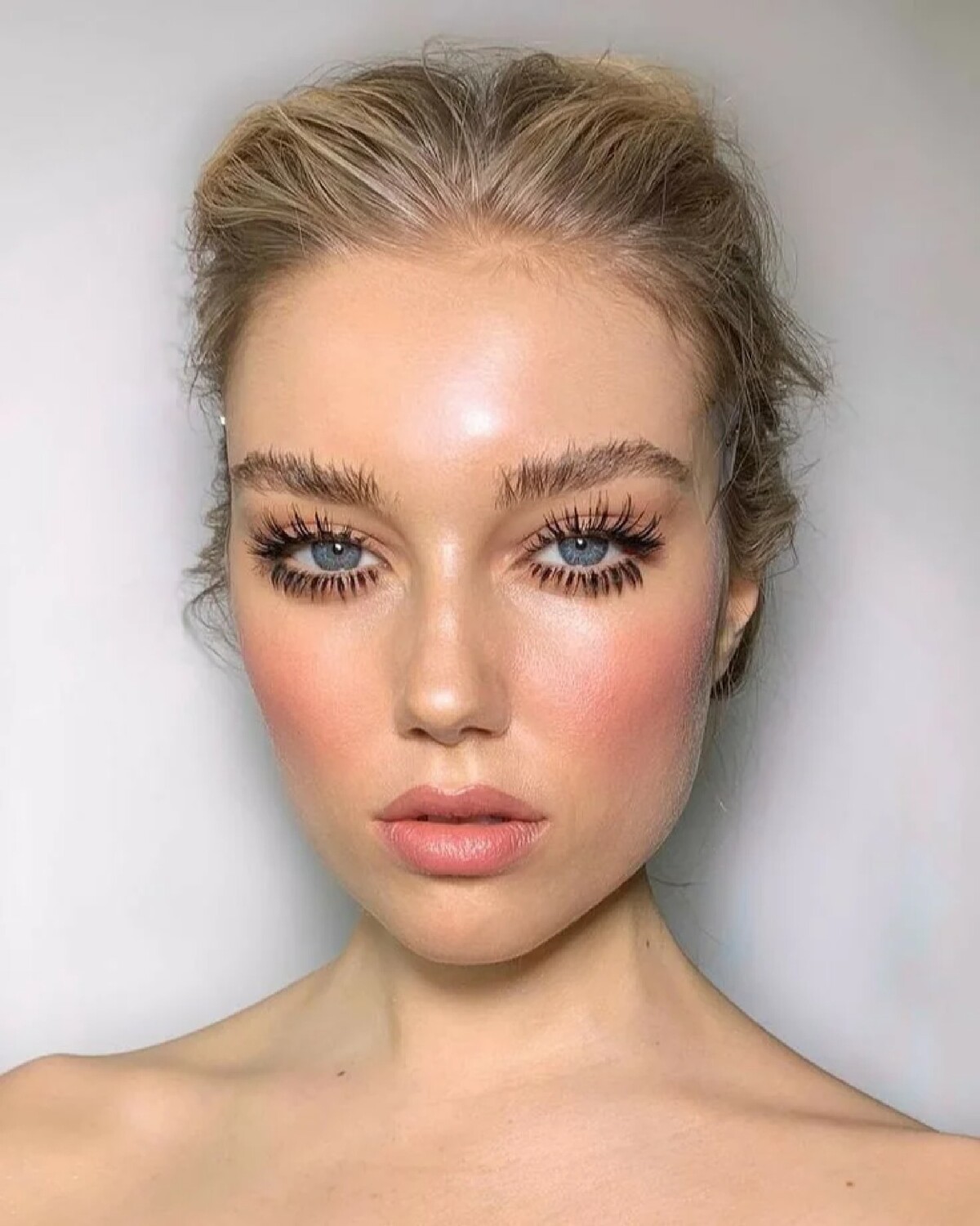 Какие ресницы в моде в 2024. Наращивание ресниц 2021. Нарощенные ресницы эффект барби. Паучьи лапки ресницы тренд. Странные ресницы.